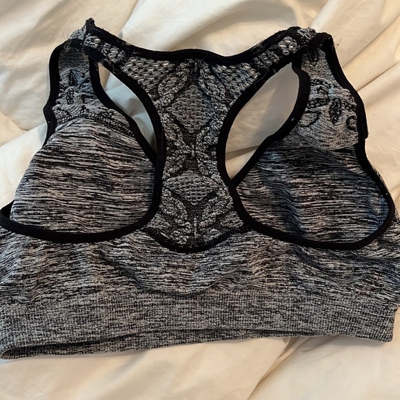 sports bra - Picture 3 of 4